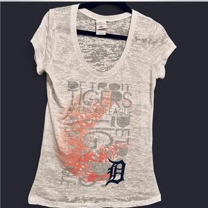 CAMPUS LIFESTYLE : Genuine Merchandise Distressed Detroit Tigers women T-Shirt L
